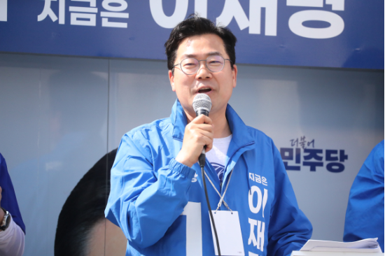 더불어민주당 상임총괄선대위원장인 박찬대 원내대표가 5월 19일 오후 강원 양양군 양양시장에서 열린 지원 유세에서 이재명 후보 지지를 호소하고 있다. (출처=연합뉴스)