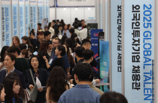 5월 19일 서울 강남구 코엑스에서 열린 일자리 박람회 ‘2025 글로벌 탤런트 페어’에서 구직자들이 부스를 둘러보고 있다. (출처=연합뉴스)