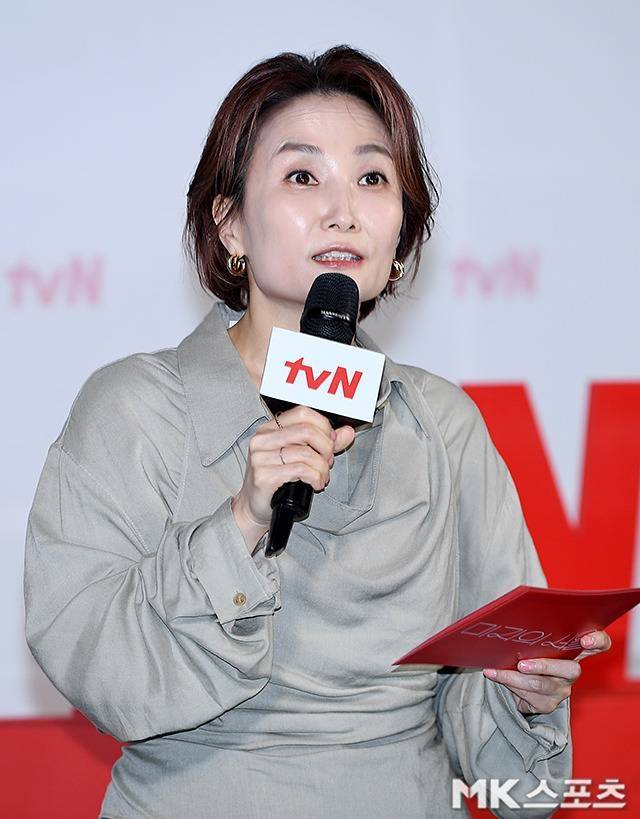 박경림은 은은한 광택이 도는 무광 텍스처의 셔츠와 팬츠 셋업을 선택했다.사진=천정환 기자