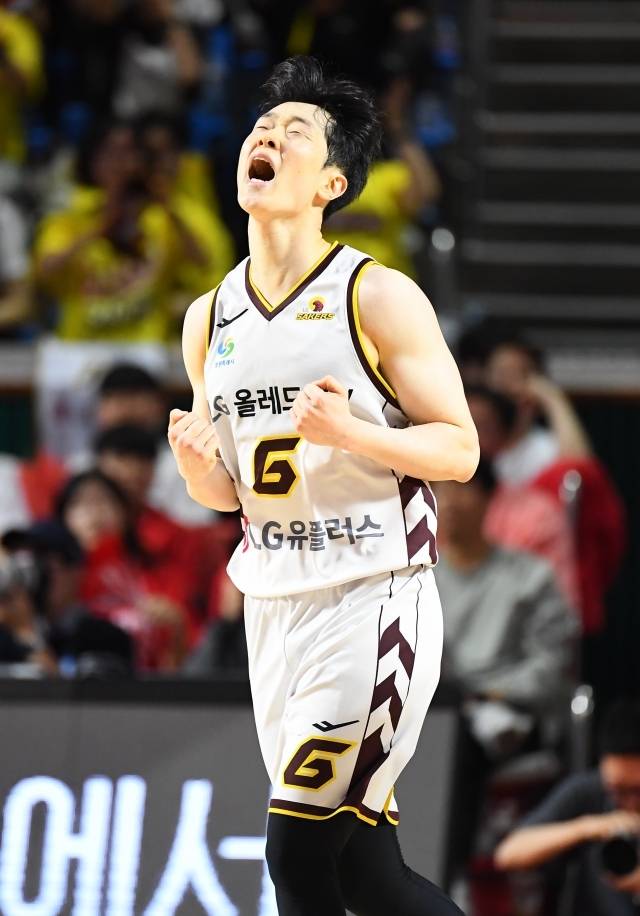 한상혁은 2015 KBL 신인 드래프트 1라운드 8순위로 지명, 지금까지 LG의 프랜차이즈로 함께했다. 올 시즌 19경기 출전, 평균 6분 58초 동안 1.3점 1.4어시스트를 기록, 아쉬웠으나 서울 SK와의 챔피언결정전 7차전에서 알토란 활약을 펼치며 28년간 이어진 무관 설움을 지우는데 앞장섰다. 사진=KBL 제공