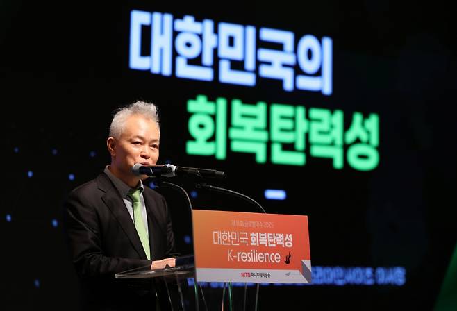 백용호 GK인사이츠 이사장이 21일 오전 서울 종로구 JW 메리어트 동대문 스퀘어 서울에서 머니투데이방송 주최로 열린 글로벌 이슈 2025 K-resilience 포럼에서 대한민국의 회복 탄력성을 주제로 강연을 하고 있다. /사진=뉴시스