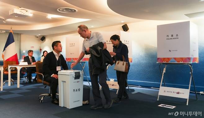 (파리=뉴스1) 이준성 기자 = 제21대 대통령선거 재외국민 투표 첫날인 20일(현지시간) 프랑스 파리 16구 주프랑스한국대사관 영사부에 설치된 투표소에서 유권자들이 소중한 한 표를 행사하고 있다. 2025.5.20/뉴스1  Copyright (C) 뉴스1. All rights reserved. 무단 전재 및 재배포,  AI학습 이용 금지. /사진=(파리=뉴스1) 이준성 기자