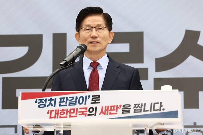 (서울=뉴스1) 김민지 기자 = 김문수 국민의힘 대통령 후보가 22일 오전 서울 여의도 중앙당사에서 정치개혁 관련 긴급 기자회견을 하고 있다. 2025.5.22/뉴스1  Copyright (C) 뉴스1. All rights reserved. 무단 전재 및 재배포,  AI학습 이용 금지. /사진=(서울=뉴스1) 김민지 기자