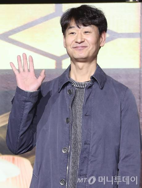 (서울=뉴스1) 권현진 기자 = 배우 박혁권이 3일 서울 강남구 코엑스 컨벤션센터에서 열린 디즈니+ 시리즈 '조명가게' 제작발표회에 참석해 포즈를 취하고 있다.  '조명가게'는 어두운 골목 끝을 밝히는 유일한 곳 조명가게에 어딘가 수상한 비밀을 가진 손님들이 찾아오면서 벌어지는 이야기를 그렸다. 2024.12.3/뉴스1  Copyright (C) 뉴스1. All rights reserved. 무단 전재 및 재배포,  AI학습 이용 금지. /사진=(서울=뉴스1) 권현진 기자