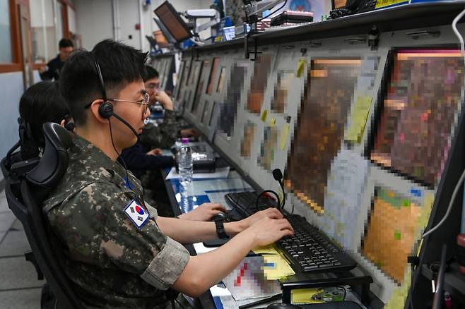 대한민국 공군 중앙방공통제소(MCRC) 무기운영팀이 항적분리 임무를 수행하고 있다. / 사진=공군
