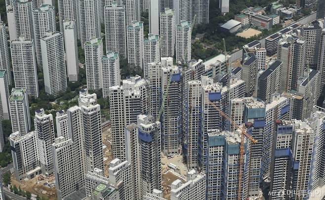 [서울=뉴시스] 김근수 기자 = 7일 서울 송파구 롯데월드타워 스카이전망대에서 잠실 주변 아파트 단지와 재건축 아파트 현장이 보이고 있다.  토지거래허가구역 재지정 이후 재건축 아파트를 중심으로 신고가 행렬이 이어지는 가운데 송파구의 잠실 장미아파트와 주공5단지에서 신고가가 집중됐고, 잠실주공5단지 82.6㎡가 처음으로 40억원을 돌파했다. 강남구 압구정에서도 거래 22건 중 14건(64%)이 신고가였으며, 개포동의 거래 4건 모두 신고가를 기록했다. 대치동 역시 한보미도맨션2차 190㎡가 60억원, 개포우성1차 127㎡가 50억5천만원, 은마아파트 76㎡는 31억4천만원에 거래되며 신고가를 이어갔다.. 2025.05.07. ks@newsis.com /사진=김근수