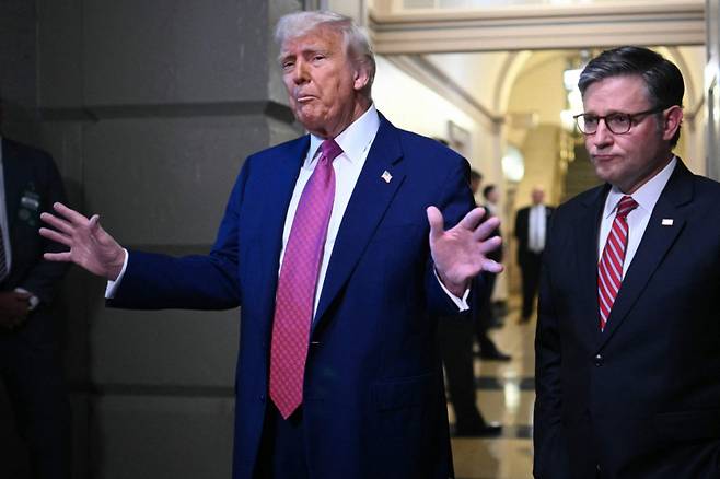 도널드 트럼프 미국 대통령이 20일(현지시간) 워싱턴 의사당에서 열린 하원 공화당 의원총회에 참석한 뒤 마이크 존슨 하원의장과 취재진을 만나고 있다. 2025.05.21   /AFPBBNews=뉴스1