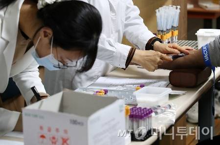 경북 경산시 경산이주노동자센터에서 열린 외국인 근로자 무료 건강검진에서 경산시보건소 의료진이 혈액검사를 위해 채혈하고 있다.사진=(경산=뉴스1) 공정식 기자