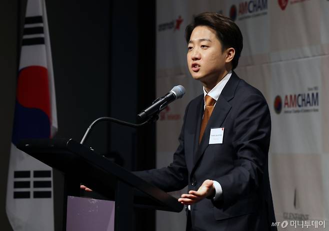 이준석 개혁신당 대통령 후보가 22일 오후 서울 용산구 그랜드하얏트서울에서 열린 제임스 김 주한미국상공회의소(AMCHAM·암참) 회장과의 대담에 앞서 인사말을 하고 있다. 2025.5.22/뉴스1  Copyright (C) 뉴스1. All rights reserved. 무단 전재 및 재배포,  AI학습 이용 금지.