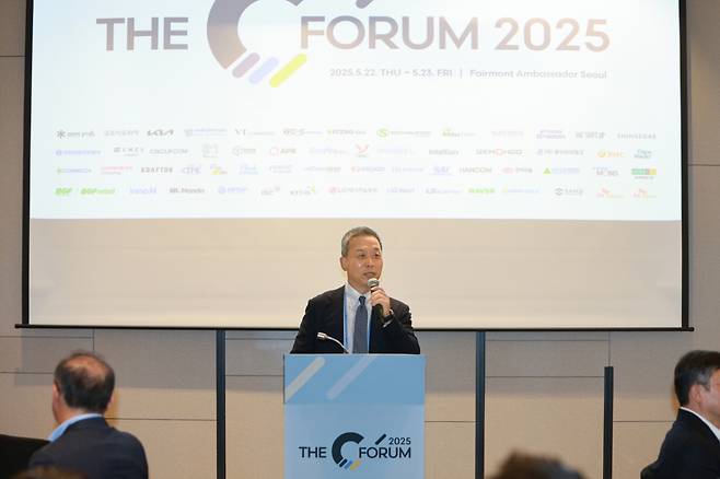 윤병운 NH투자증권 대표가 여의도 페어몬트 앰배서더 서울호텔에서 열린 C포럼에서 인사말을 전하고 있다./사진=NH투자증권