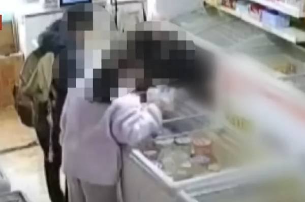 경기도 수원시 한 무인 아이스크림 매장에서 초등학생들의 절도 행위로 1000만원어치 피해를 보는 사건이 발생했다. 사진은 초등학생 무리가 경기도 수원시 무인 아이스크림 매장에서 절도 행위를 벌이는 모습. /사진=JTBC '사건반장' 캡처