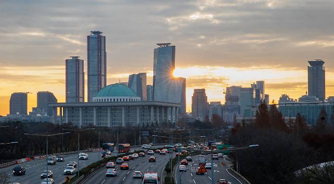 정당 지지율 관련해서 더불어민주당은 소폭 감소하고 국민의힘은 증가했다는 여론조사 결과가 22일 나왔다. 사진은 지난해 12월 서울 여의도 국회의사당 모습. /사진=머니투데이