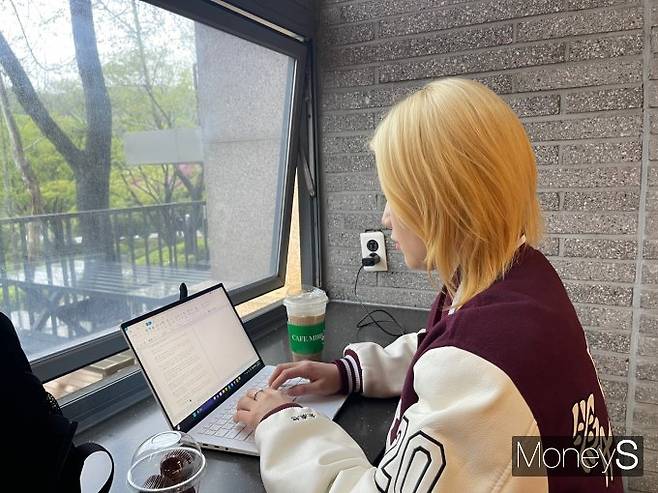 사진은 인터뷰가 끝난 뒤 중간고사를 준비 중인 최씨. /사진=유찬우 기자