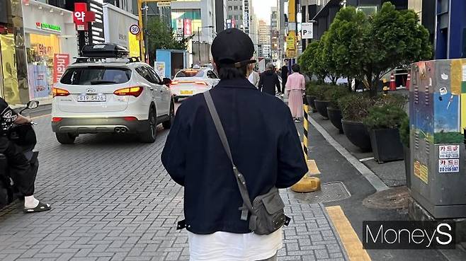 사회초년생 우원재씨(가명·28)는 서울 과밀화 해소 공약을 낸 대선 후보에게 표를 던질 것이라고 밝혔다. 사진은 서울 강남역 인근에서 퇴근길에 오른 우씨. /사진=김동욱 기자