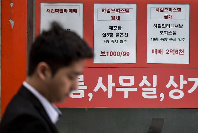 올해 1분기(1~3월) 오피스텔 시장은 전세 기피 영향으로 인해 전세가격은 0.22% 떨어졌으며 월세가격은 0.49% 올랐다. 지난 4월 15일 서울시내 부동산에 오피스텔 월세 매물정보가 나와있다. /사진=뉴시스