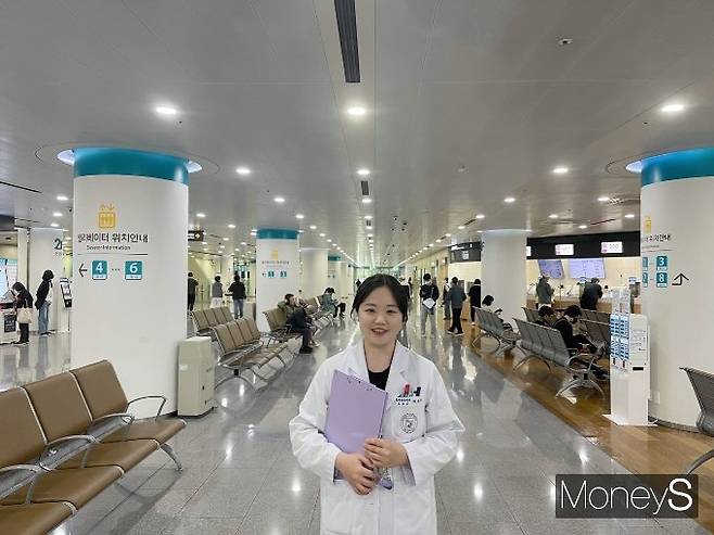 채은진 고대안암병원 연구간호사(30)는 진성성을 갖고 실행력을 갖춘 대통령을 원한다. 사진은 9일 오후 근무를 마치고 잠시 휴식을 취하는 채씨. /사진=유찬우 기자