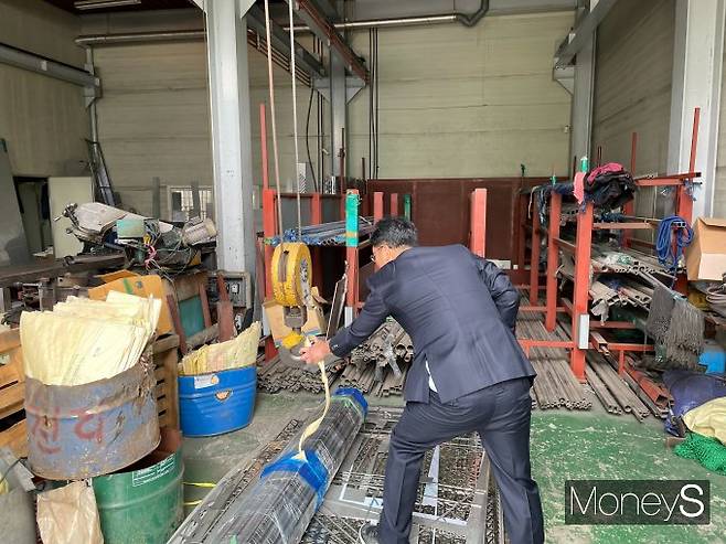 중소 스테인리스업체 사장인 김진택씨(가명·43)가 지난 27일 서울 영등포구에 위치한 자신의 사업장을 둘러보고 있다. / 사진=이한듬 기자