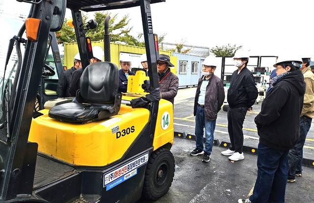서울 영등포구애서 지게차 실습에 참여하고 있는 수강생 모습. 영등포구청 제공
