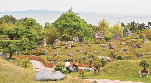 신안 압해도의 1004섬 분재정원의 모습. 야외정원 곳곳에 석가산을 만들고 분재로 키운 기이한 모습의 곰솔을 배치해 놓았다.