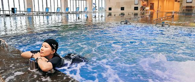 서울에서 완도의 사찰에 혼자 템플스테이를 하러 왔다는 정유하(여·42) 씨가 완도해양치유센터 딸라소풀에서 테라피를 즐기는 모습. 정 씨는 “프로그램을 이용하는 동안, 몸과 마음이 두루 편안해지는 느낌을 받았다”고 했다.