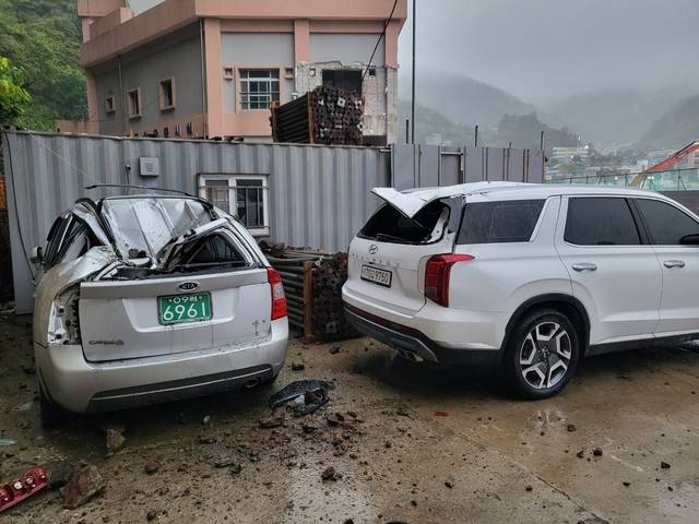 지난 9일 경북 울릉군에서 발생한 낙석으로 차량이 파손돼 있다.  울릉군청 제공