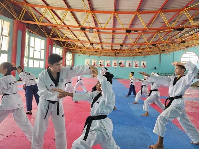 해외에서 교육중인 태권도 사범. 국기원 제공
