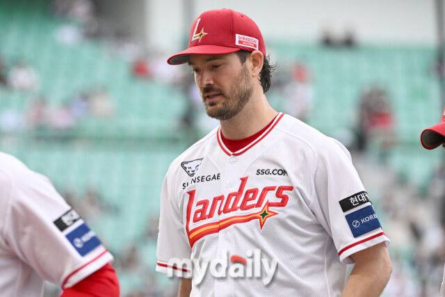 15일 인천 SSG랜더스필드에서 열린 '2025 신한 SOL BANK KBO리그' NC 다이노스와 SSG랜더스 경기. SSG 선발 앤더슨이 3회 수비를 마치고 더그아웃으로 들어서고 있다./마이데일리