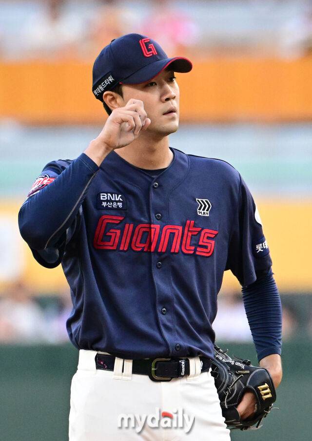 2024년 7월 30일 인천 SSG랜더스필드에서 '2024 신한 SOL Bank KBO리그, 롯데 자이언츠와 SSG 랜더스의 경기가 열렸다. 롯데 선발투수 윤성빈이 2회말까지 4실점한 뒤 힘겨워하고 있다./마이데일리