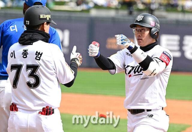 2025년 4월 13일 오후 경기도 수원KT위즈파크 진행된 '2025 신한 SOL뱅크 KBO 리그' 삼성 라이온즈와 KT 위즈의 경기. KT 허경민이 2회말 1사 1루서 안타를 친 뒤 기뻐하고 있다./마이데일리