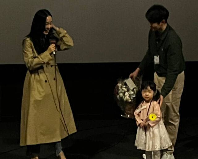 전주국제영화제에 이정현의 남편과 첫째 딸 서아가 이정현을 응원 하러 왔다. / 이정현 소셜미디어 캡처