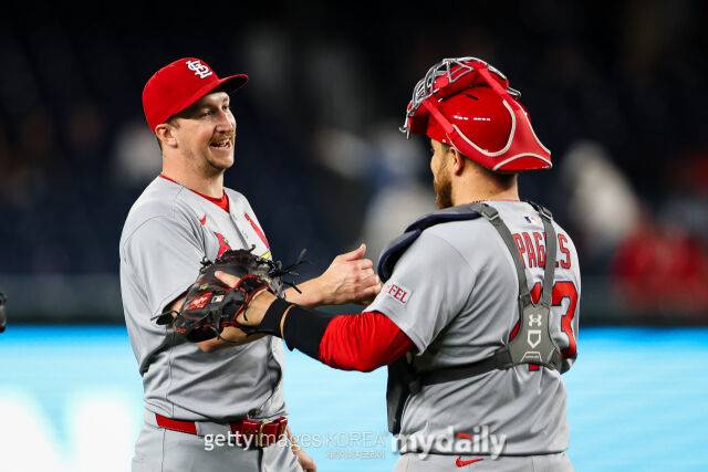 동료들에게 커리어 첫 번째 완봉승을 축하받고 있는 세인트루이스 카디널스 에릭 페디./게티이미지코리아