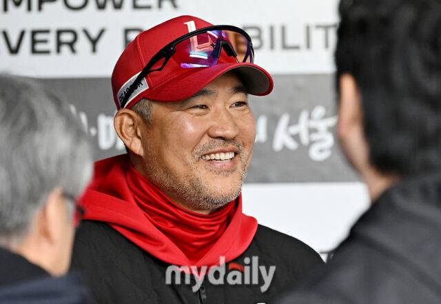 3일 오후 서울 잠실야구장에서 진행된 '2025 프로야구 KBO리그' LG트윈스와 SSG랜더스의 경기. SSG 이숭용 감독이 경기전 인터뷰를 갖고 있다./마이데일리