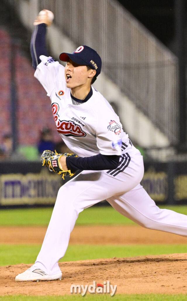 30일 오후 서울 잠실구장에서 진행된 '2025 신한 SOL뱅크 KBO 리그' KT-두산의 경기. 두산 홍민규가 8회초 구원 등판해 역투를 펼치고 있다./마이데일리