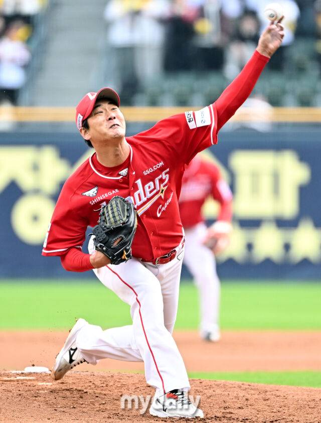 3일 오후 서울 잠실야구장에서 진행된 '2025 프로야구 KBO리그' LG트윈스와 SSG랜더스의 경기. SSG 김광현이 선발등판해 역투하고 있다./마이데일리