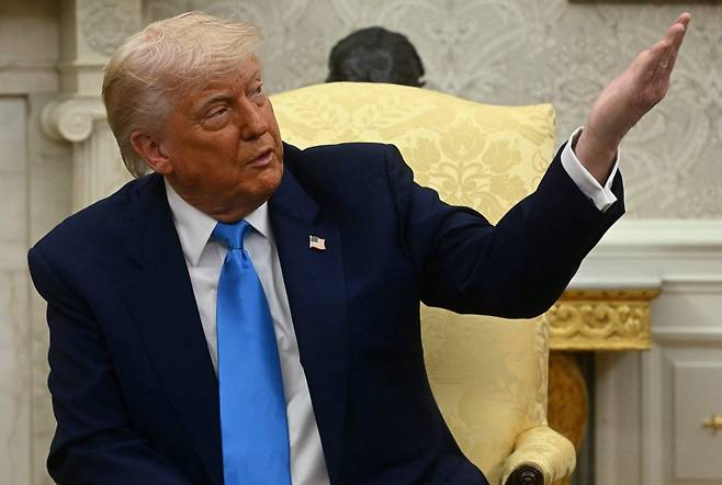 도널드 트럼프 미국 대통령이 21일(현지시간) 워싱턴DC 백악관 집무실에서 연설을 하고 있다. [AFP]