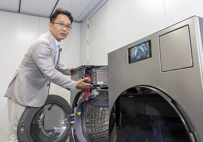 성상훈 삼성전자 DA사업부 상무가 22일 서울 중구에서 열린 ‘비스포크 AI 콤보’ 미디어 브리핑에서 관련 기술에 대해 설명하고 있다. [삼성전자 제공]