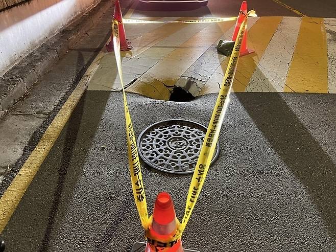 지난 21일 오후 10시50분쯤 청주시 흥덕구 가경동의 한 아파트 인근 도로에 직경 50㎝, 깊이 1m 의 싱크홀이 발생했다.[ 청주서부소방서 ]