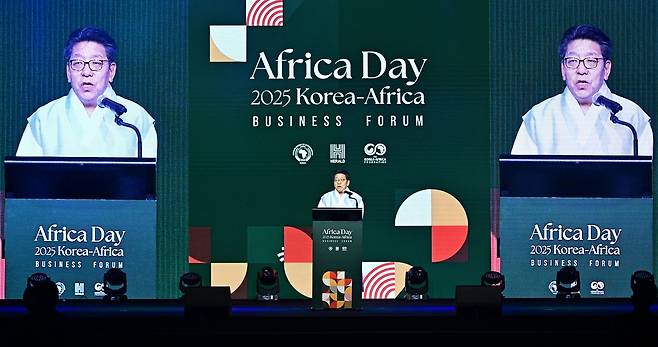 최진영 헤럴드미디어그룹 대표이사가 21일 오후 서울 용산구 그랜드 하얏트 서울 그랜드볼룸에서 열린 ‘아프리카의 날 2025 기념 비즈포럼’에서 개회사를 하고 있다.  이상섭 기자