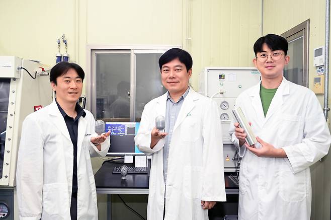 이번 연구를 수행한 서병찬 선임연구원, 김영민 책임연구원, 문영훈 기술원.[한국재료연구원 제공]