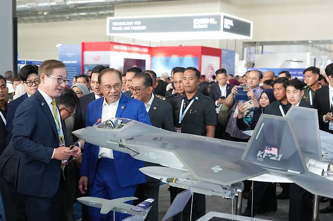 강구영 한국항공우주산업(KAI) 사장은 21일(현지시간) 말레이시아 ‘랑카위 국제 해양항공전시회(LIMA) 2025’에서 기자들과 만나 한국형전투기 KF-21 보라매 사업 공동개발국인 인도네시아와 불협화음이 불거진 데 대해 “법의 테두리 안에서 하루빨리 원만히 해결되기를 바란다”고 밝혔다. 강 사장이 KF-21 모형 앞에서 안와르 이브라힘 말레이시아 총리(파란색 정장)에게 설명하고 있다. [KAI 제공]