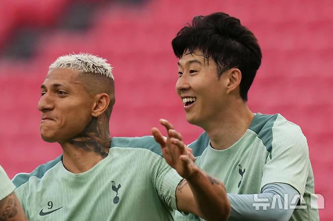 [빌바오=AP/뉴시스] 토트넘 홋스퍼의 손흥민이 20일(현지 시간) 스페인 빌바오의 산 마메스 경기장에서 열릴 2024-25 유럽축구연맹(UEFA) 유로파리그(UEL) 맨체스터 유나이티드와의 결승전을 앞두고 동료들과 훈련하고 있다. 2025.05.21.