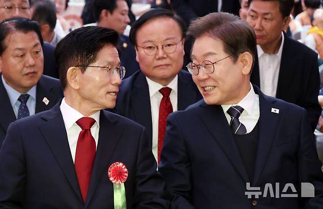 [서울=뉴시스] 최진석 기자 = 이재명 더불어민주당 대선 후보와 김문수 국민의힘 대선 후보가 5일 서울 종로구 조계사에서 열린 부처님오신날 봉축법요식에서 대화를 나누고 있다. (대통령실통신사진기자단) 2025.05.05. myjs@newsis.com