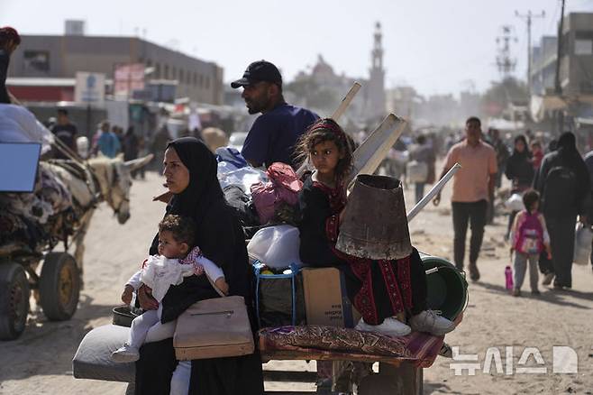 [칸유니스=AP/뉴시스] 5월 19일 가자지구 칸유니스에서 이스라엘군의 대규모 군사 작전이 계속되자, 팔레스타인 피란민들이 다시 대피하고 있다. 네타냐후는 이스라엘군의 가자 전체 점령 작전이 "최종 단계"에 왔다고 21일 발표했다.  2025.05.22.