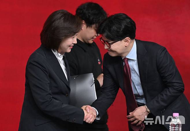 [서울=뉴시스] 국회사진기자단 = 나경원, 한동훈 제21대 대통령 선거 국민의힘 경선 후보가 20일 서울 강서구 ASSA아트홀에서 열린 '제21대 대통령 선거 국민의힘 1차 경선 B조 토론회'에서 토론 시작에 앞서 인사하고 있다. 2025.04.20. photo@newsis.com