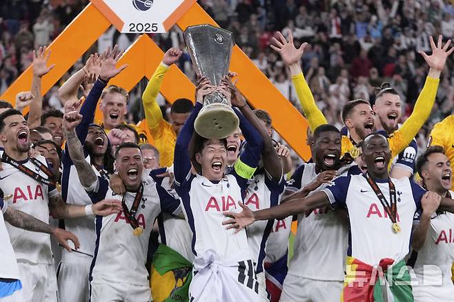 [빌바오=AP/뉴시스] 토트넘 홋스퍼의 손흥민이 21일(현지 시간) 스페인 빌바오의 산 마메스 스타디움에서 열린 2024~2025시즌 유럽축구연맹(UEFA) 유로파리그(UEL)에서 우승한 뒤 동료들과 함께 트로피를 들어 올리고 있다. 토트넘은 결승전에서 맨체스터 유나이티드를 1-0으로 꺾고 우승을 차지했으며, 손흥민은 생애 첫 우승컵을 들어 올렸다. 2025.05.22.