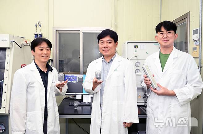 [창원=뉴시스]안전성과 비용 효율성을 높인 '고체 수소 저장 소재(합금) 기술'을 개발한 한국재료연구원 연구팀. 왼쪽부터 서병찬 선임연구원, 김영민 책임연구원, 문영훈 기술기원.(사진=한국재료연구원 제공) 2025.05.22. photo@newsis.com