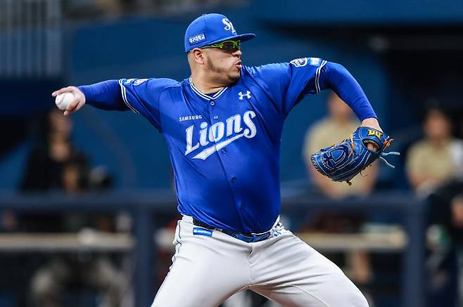 [서울=뉴시스] 프로야구 삼성 라이온즈 아리엘 후라도가 21일 서울 고척스카이돔에서 열린 2025 신한 쏠뱅크 KBO리그 키움 히어로즈와의 경기에 선발 등판해 공을 던지고 있다. (사진=삼성 라이온즈 제공) 2025.05.21. *재판매 및 DB 금지