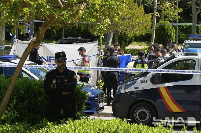 [마드리드=AP/뉴시스] 친러 성향의 빅토르 야누코비치 전 우크라이나 정부 대통령실에서 일했던 안드리 포르트노우(51)가 21일(현지 시간) 스페인 마드리드에서 총격을 받아 사망했다. 사진은 경찰이 사건 현장을 조사하고 있는 모습. 2025.05.22.