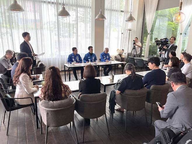 [광주=뉴시스] 지난 20일 김민석 더불어민주당 중앙선대위 상임공동선대위원장과 신정훈 중앙선대위 조직본부장, 양부남 광주선대위 총괄상임선대위원장이 광주 남구 봉선2동 한 카페에서 주민 10여 명과 경청 간담회를 하고 있다. (사진=광주선대위 제공) 2025.05.22. photo@newsis.com *재판매 및 DB 금지