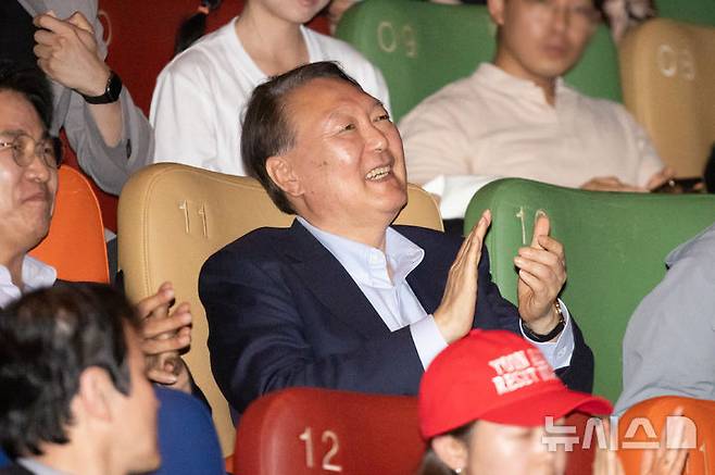 [서울=뉴시스] 황준선 기자 = 윤석열 전 대통령이 21일 오전 서울 중구 메가박스 동대문점에서 다큐멘터리 영화 '부정선거, 신의 작품인가' 관람을 마친 뒤 박수를 치고 있다. 2025.05.21. hwang@newsis.com